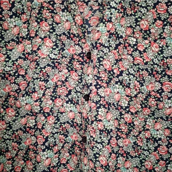 New York & Company M Mlticlrd Buttonup LslvsPockets Floral V-Neck Women's Shirt. - Picture 3 of 9